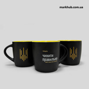 Чорна чашка з мінімалістичним принтом, виготовлена за допомогою технології UV DTF друку