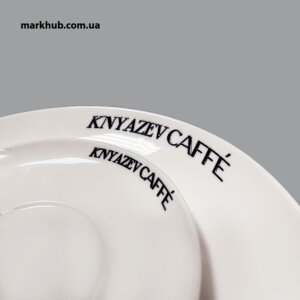 Білі тарілки для Knyazev Caffe із вишуканим друком за допомогою технології UV DTF